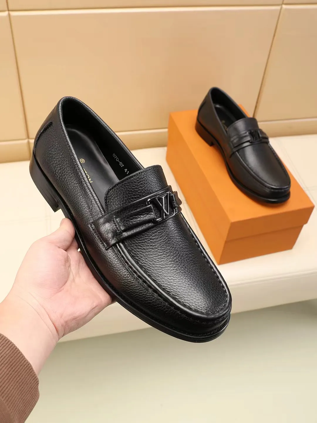 Men's shoes 440 💰 Louis Vuitton LV ® 🆕 model 🔛Full shoe counter, first layer cowhide, 🐂leather lined casual shoes for men, super soft outsole, essential for driving. Synchronized with the counter, original first layer cowhide, completely 1:1 mold customization🌹top version, color optional! Number: 39-44 (customized at 38.45.46)